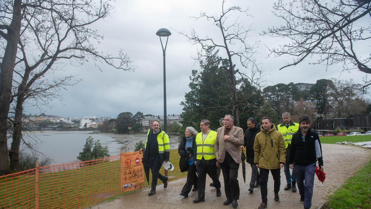 El alcalde y el subdelegado del Gobierno durante la visita a las obras del paseo en O Paraíso.