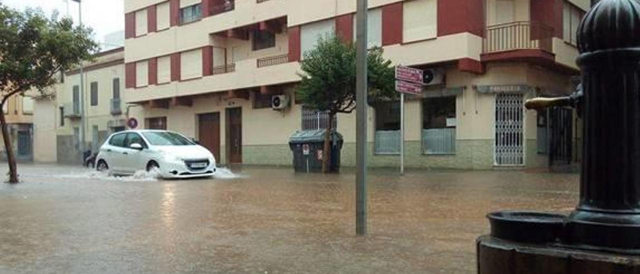 Calles inundadas y un rescate tras caer 35 l/m2 en Nules