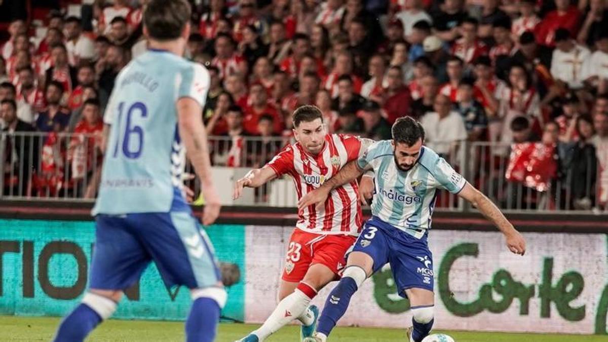 Una acción del Almería-Málaga.