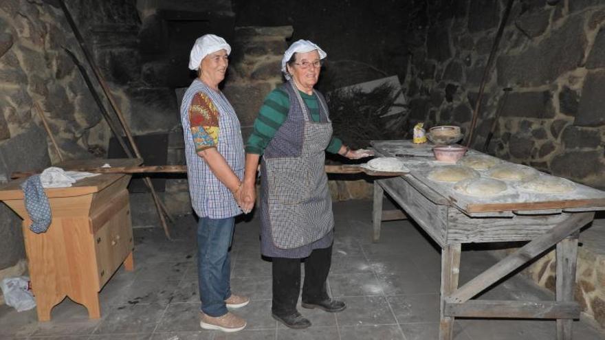 Aurea y Rosa preparando el pan. 