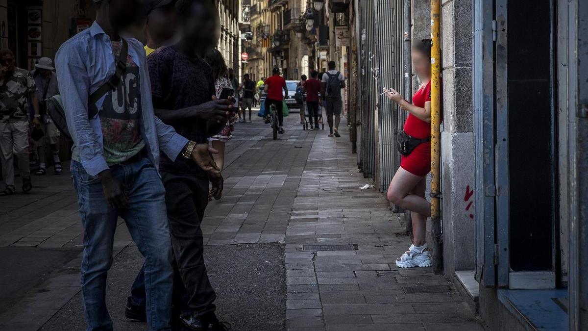Prostitución en el barrio del Raval en Barcelona.