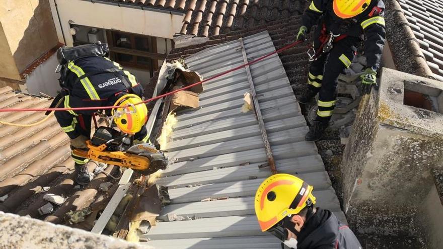 Los bomberos durante su actuación en Cocentaina.