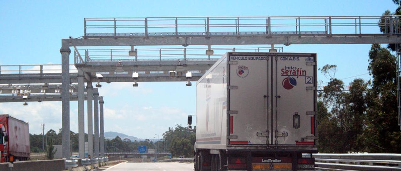 Pórtico de telepeaje en la autovía A-28, que enlaza con Oporto. // FdV