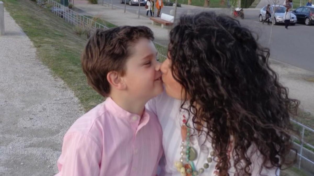 Hugo Pinilla, de niño, con su madre.