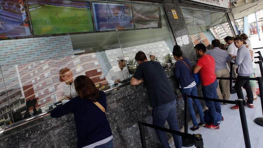 Aficionados en la taquilla de Balaídos retirando su abono la campaña pasada.// Marta G. Brea