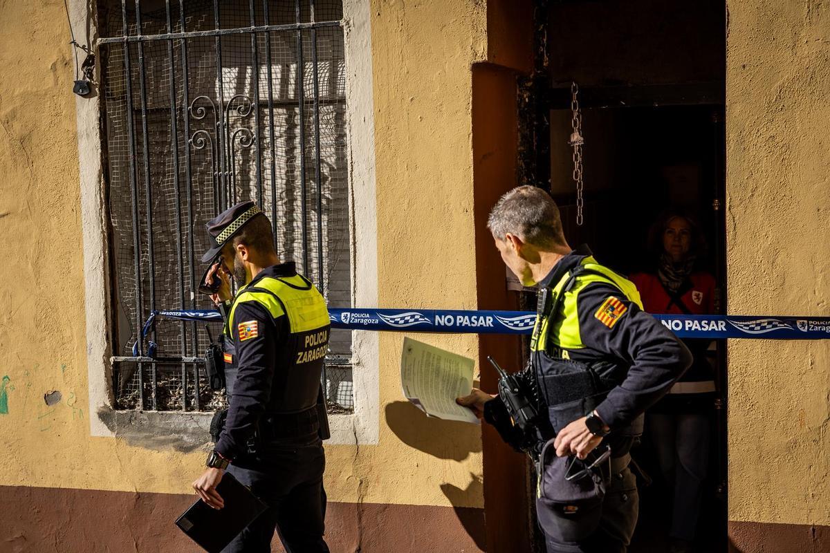 En imágenes I Los vecinos de la calle Arcadas de Zaragoza vuelven a su vivienda desalojada para recuperar enseres personales