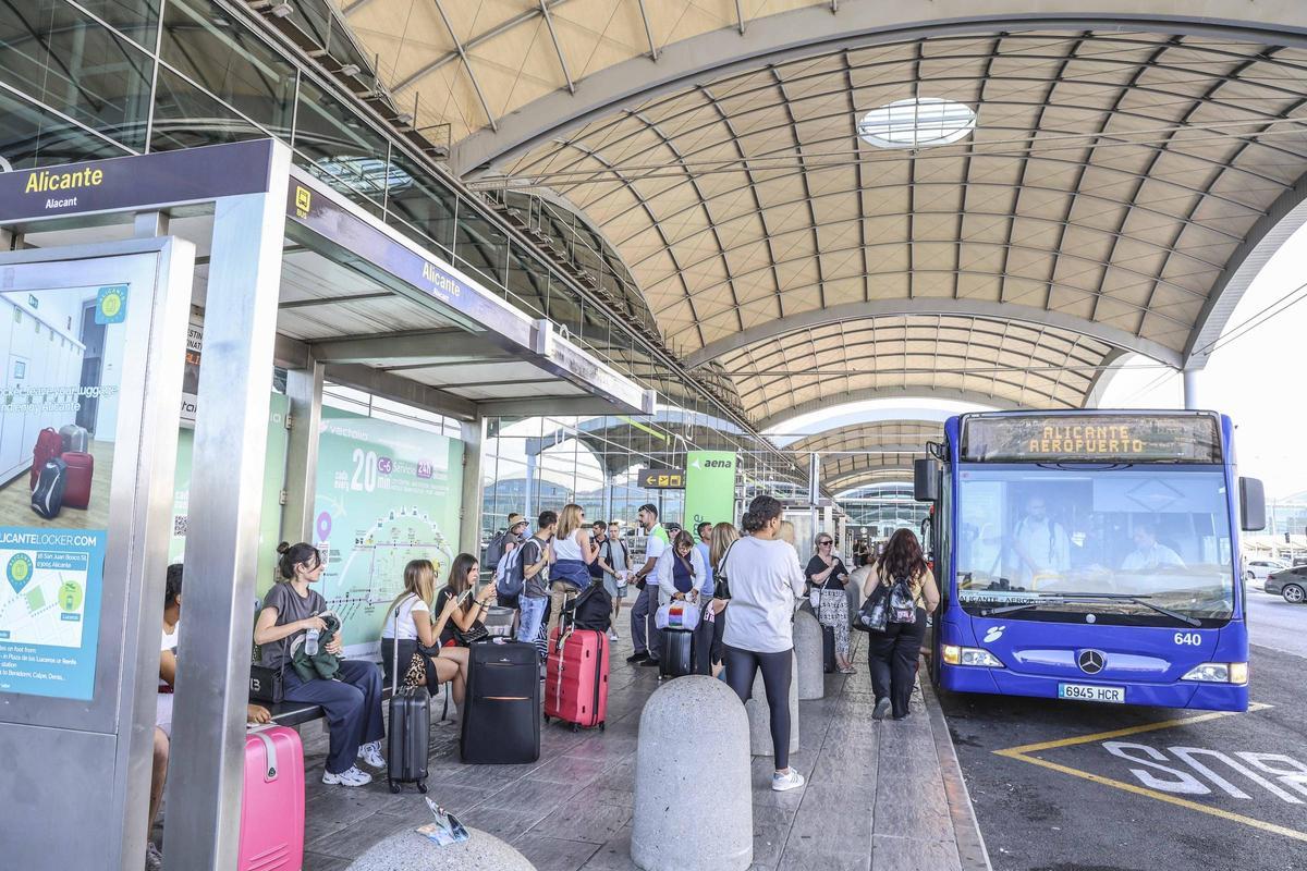 Mejoras en el autobús al aeropuerto para combatir la escasez de taxis y la falta de conexión ferroviaria