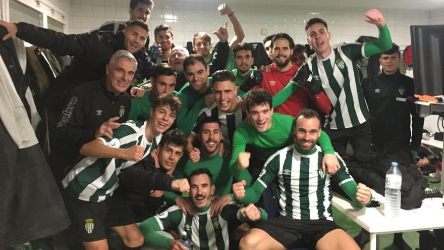 Els jugadros del Peralada celebrant la victòria d&#039;ahir al vestidor