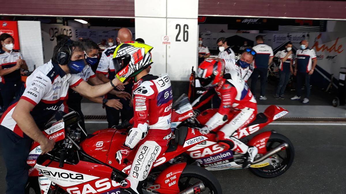 Sergio recibe la felicitación de su equipo al llegar al box. ASPAR TEAM TWITTER