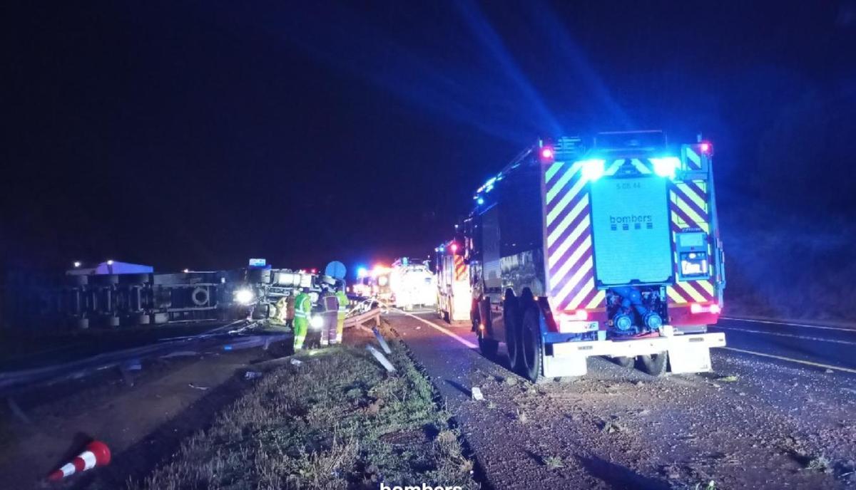 El camió bolcat a l'A-2, a Jorba