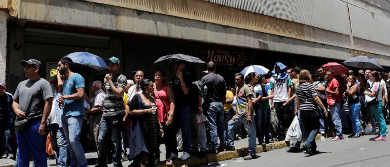 Canarias eleva la ayuda a los emigrantes ante la emergencia en Venezuela