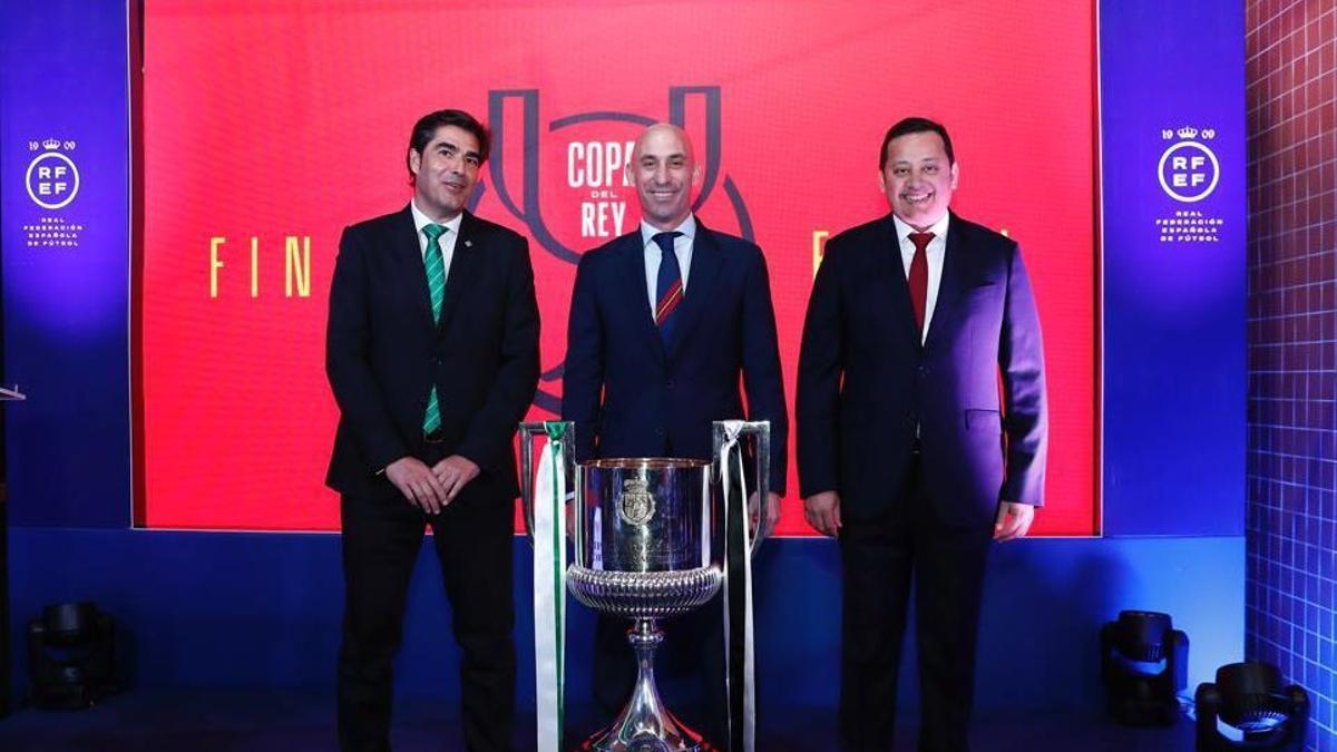 Posado de los presidentes Haro, Rubiales y Murthy con la Copa del Rey