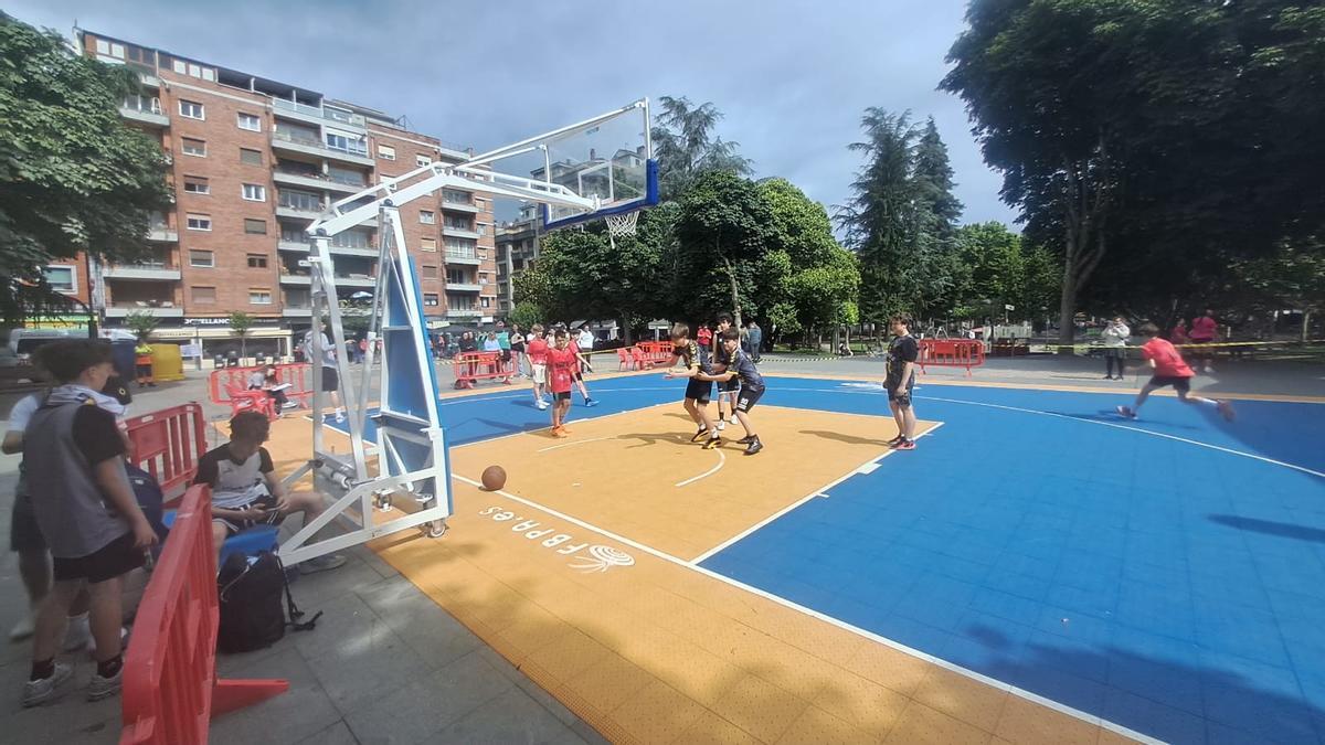 Partido de baloncesto en el parque Jovellanos