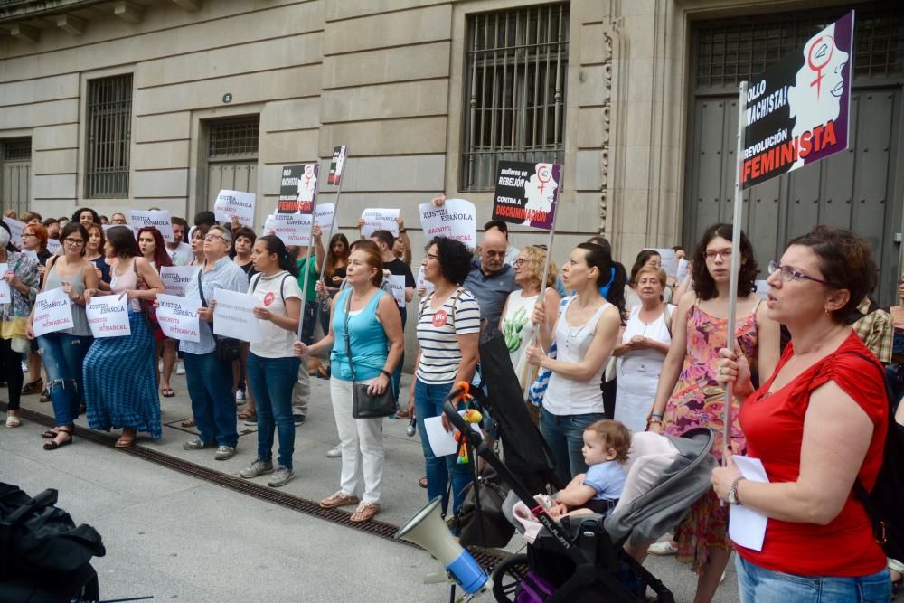 Concentración en Pontevedra contra la libertad provisional para "La Manada"