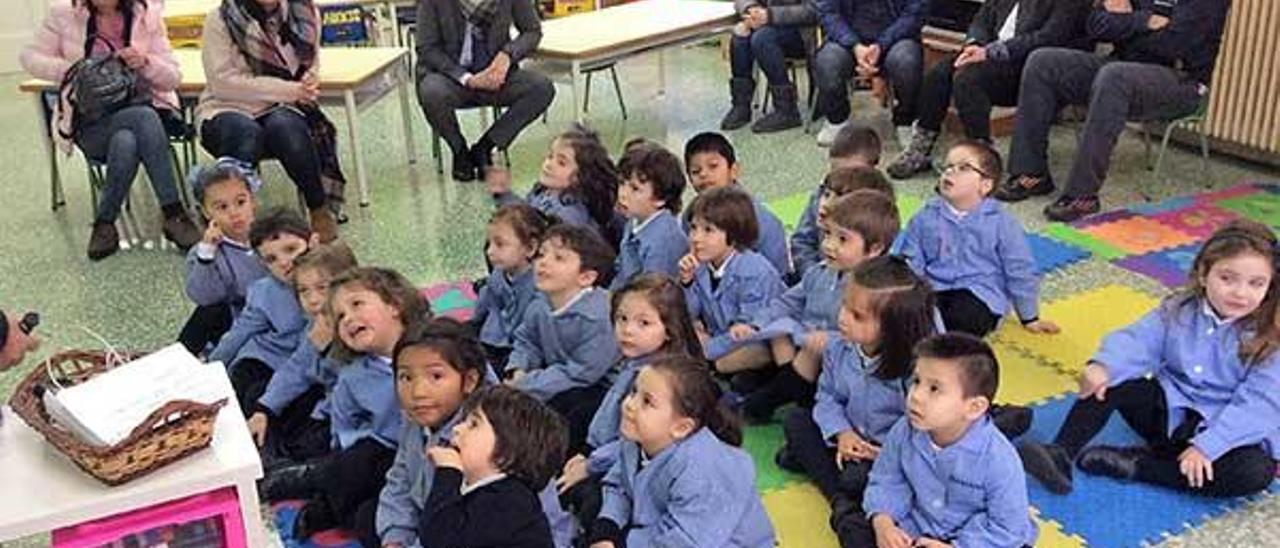 Padres y alumnos siguen atentos las explicaciones del profesor en un aula de Infantil.
