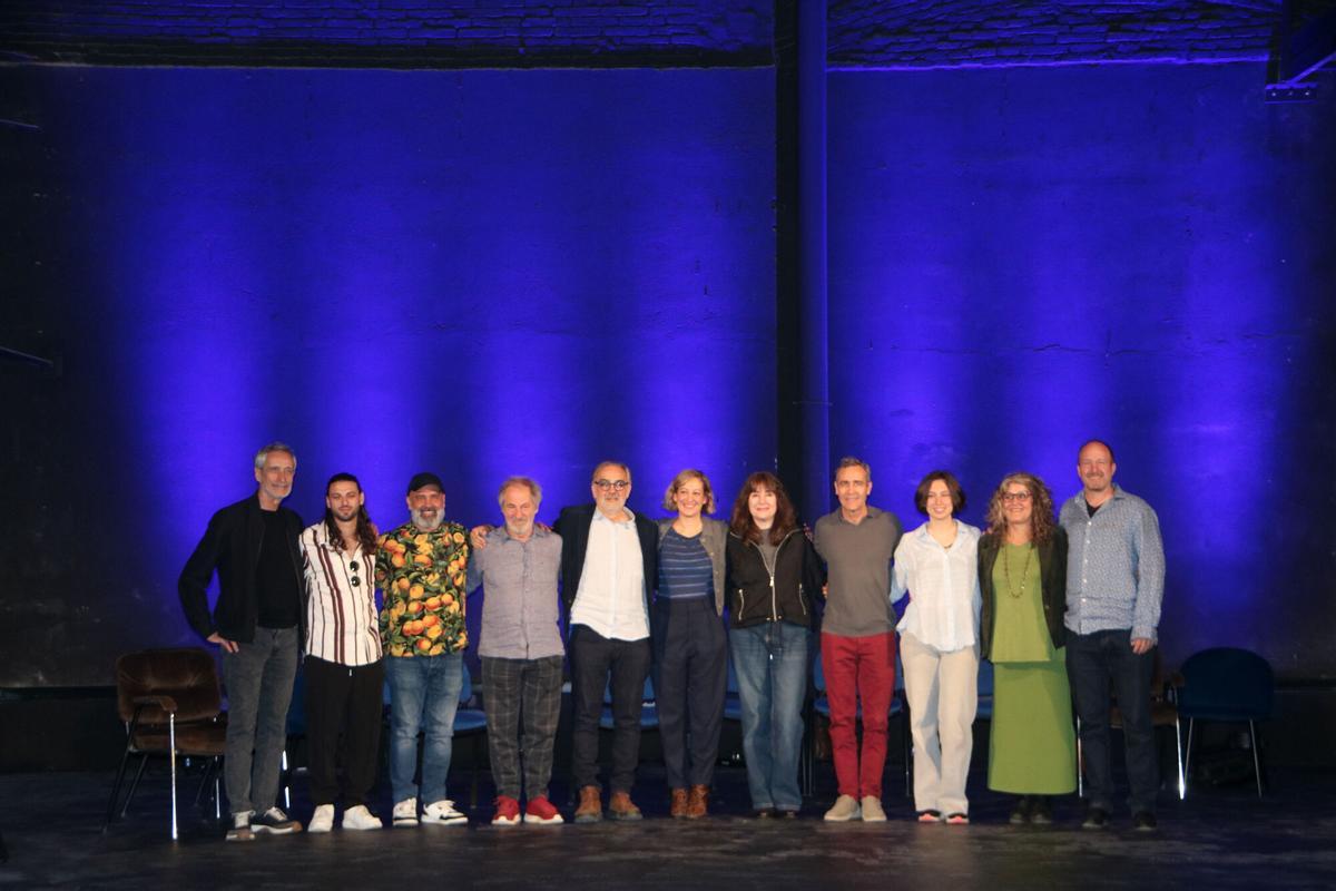 Foto de família de la presentación del nuevo Teatre Raval de Barcelona, bajo la dirección artística de Pep Tosar y Evelyn Arévalo