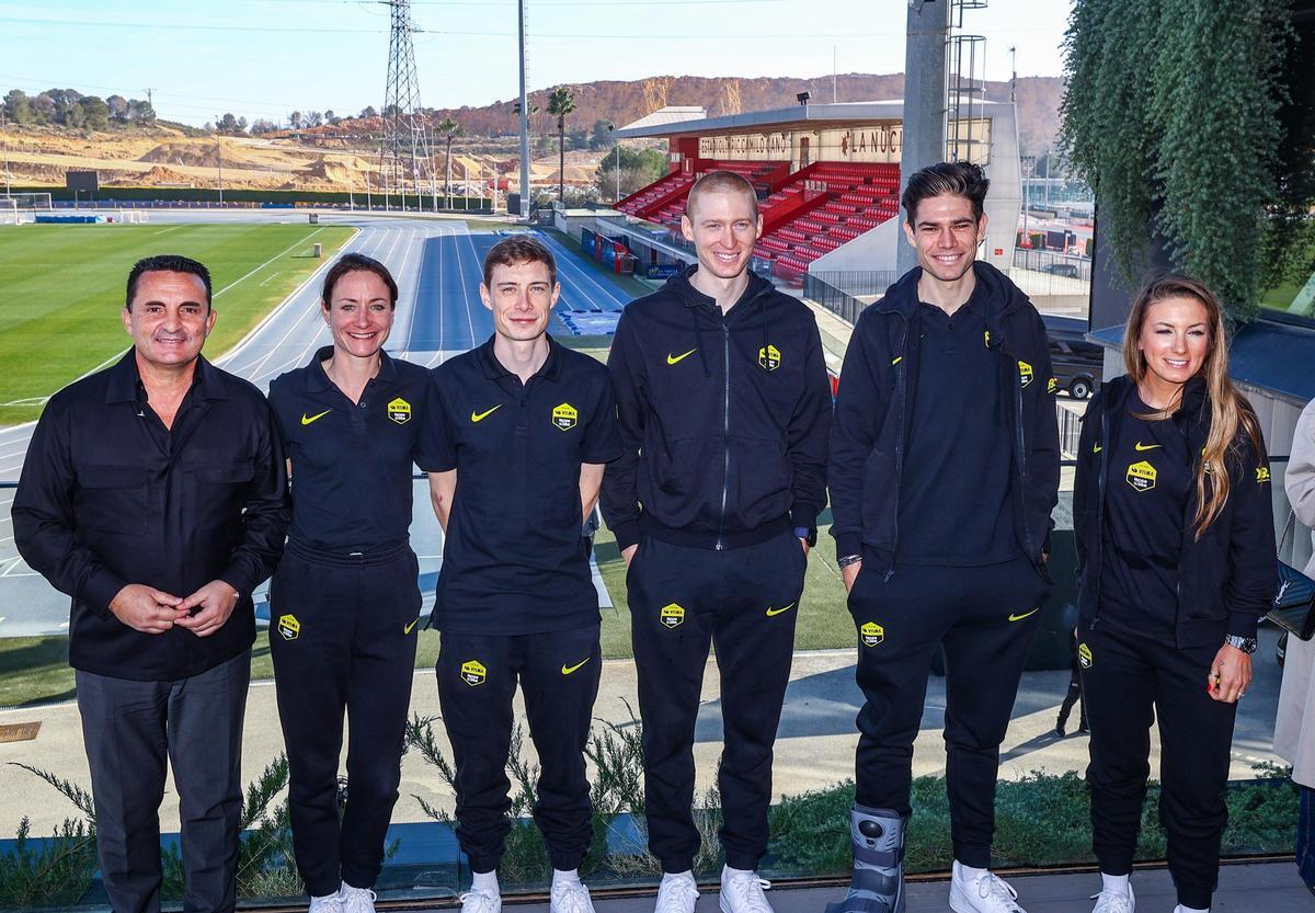 Jonas Vingegaard, Wout van Aert, Pauline Ferrand-Prévot, Marianne Vos y Matteo Jorgenson, junto al alcalde de La Nucía, Bernabé Cano.