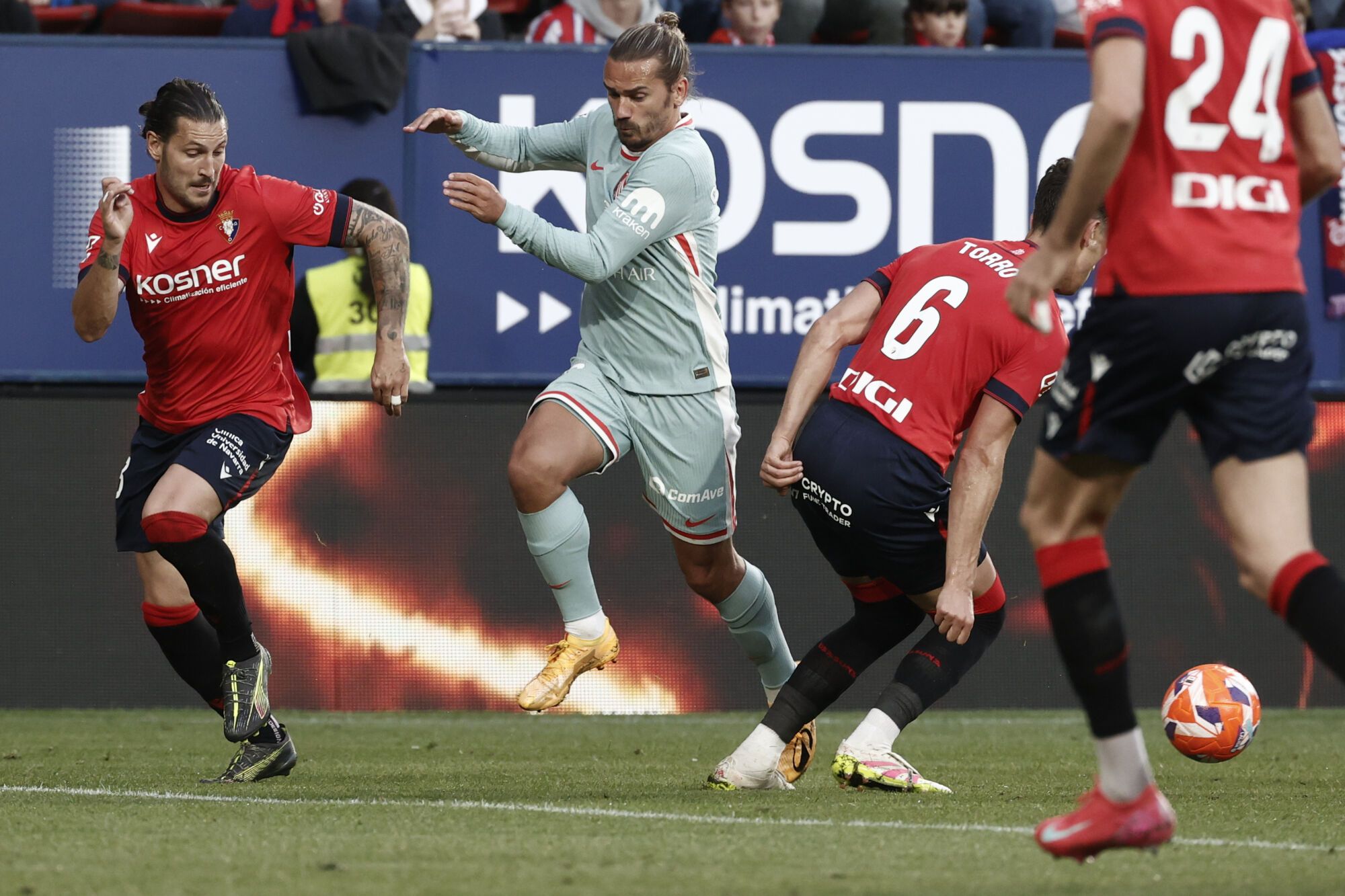PAMPLONA, 15/05/2025.- El delantero del Atlético de Madrid Antoine Griezmann (2i) lucha con Lucas Torró (2d) y con Juan Cruz (i), ambos de Osasuna, durante el encuentro correspondiente a la jornada 36 de LaLiga EA Sports entre el Osasuna y el Atlético de Madrid este jueves en el Sadar, Pamplona. EFE/ Jesús Diges