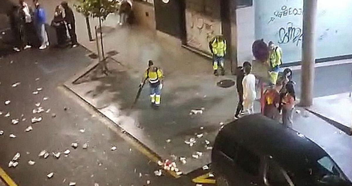 Operarios de limpieza, recogiendo desperdicios de los clientes.