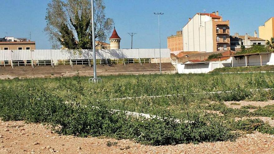 Les males herves creixen a l&#039;aparcament del camp del Far, buit de cotxes aquest dilluns