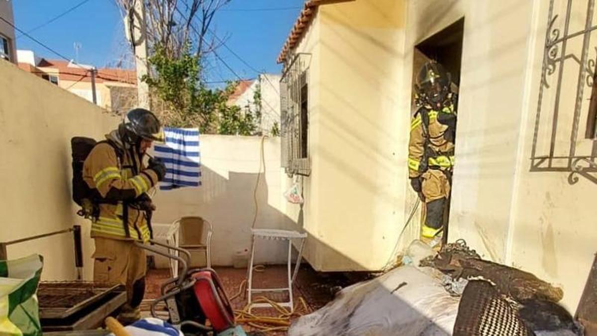 Bomberos durante la extinción del fuego.