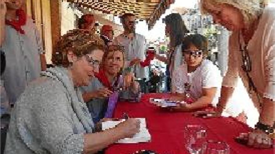 Rahola (esquerra) signant un dels seus llibres a Callús