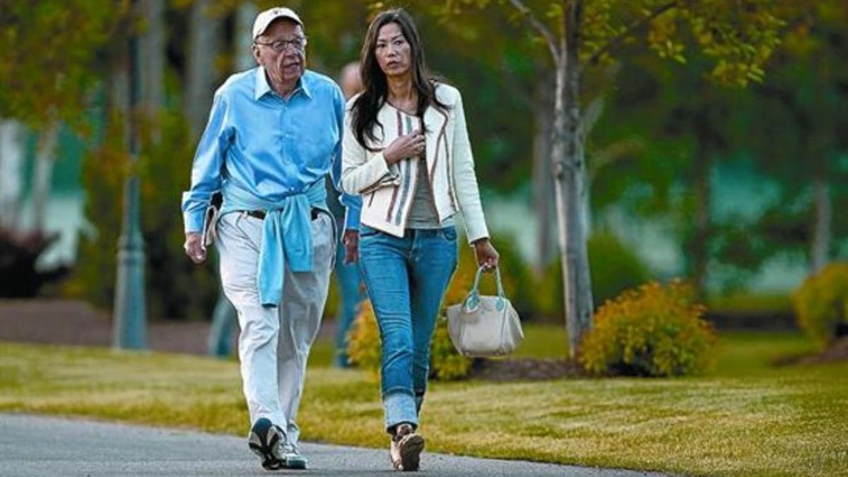 El magnate Rupert Murdoch y su esposa, Wendi, camino de una conferencia en Sun Valley, en Idaho (EEUU), ayer.