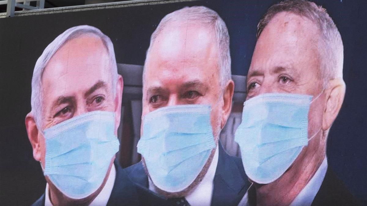 El primer ministro israelí, Binyamin Netanyahu, el exministro de defensa Avigdor Lieberman y el líder de Azul y Blanco, Benny Gantz, en un cartel con mascarillas.