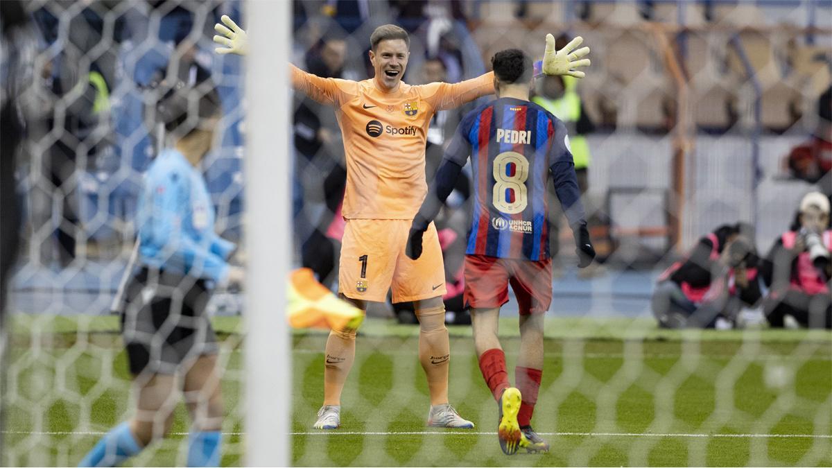 Ter Stegen celebra con Pedri la clasificación del Barça para la final de la Supercopa del 2023