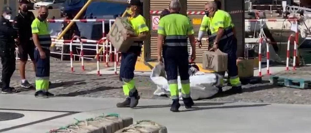 Desembarco en el Puerto de Las Palmas de los 18.000 kilos de hachís del pesquero  ‘Albatros Guard VSL’