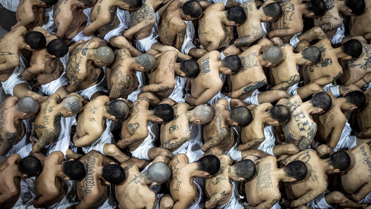 Traslado de pandilleros a una nueva mega cárcel en El Salvador