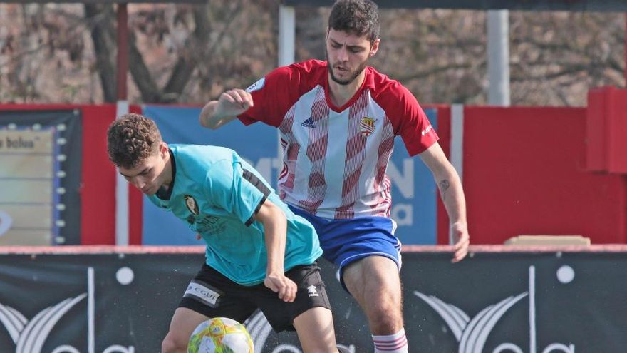 Bernat Benito amb la samarreta blanc-i-vermella del Manresa