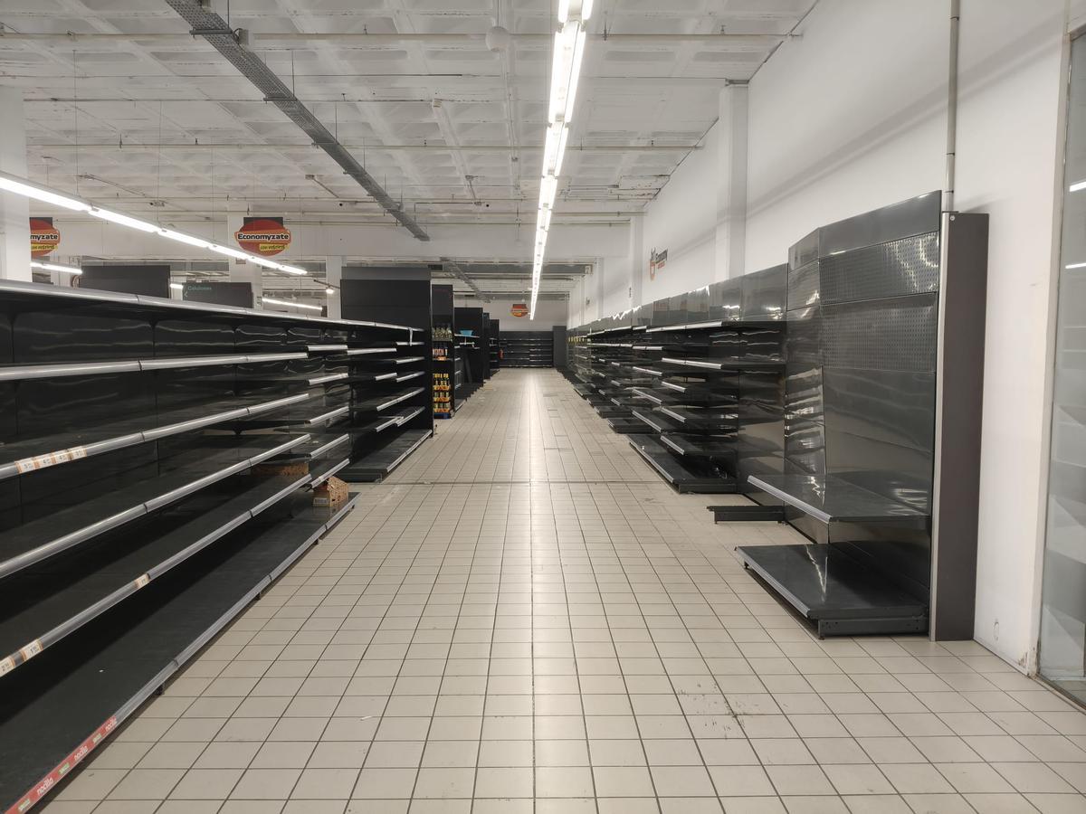 Estanterías vacías en el Economy Cash de Xàtiva, actualmente en liquidación de existencias.