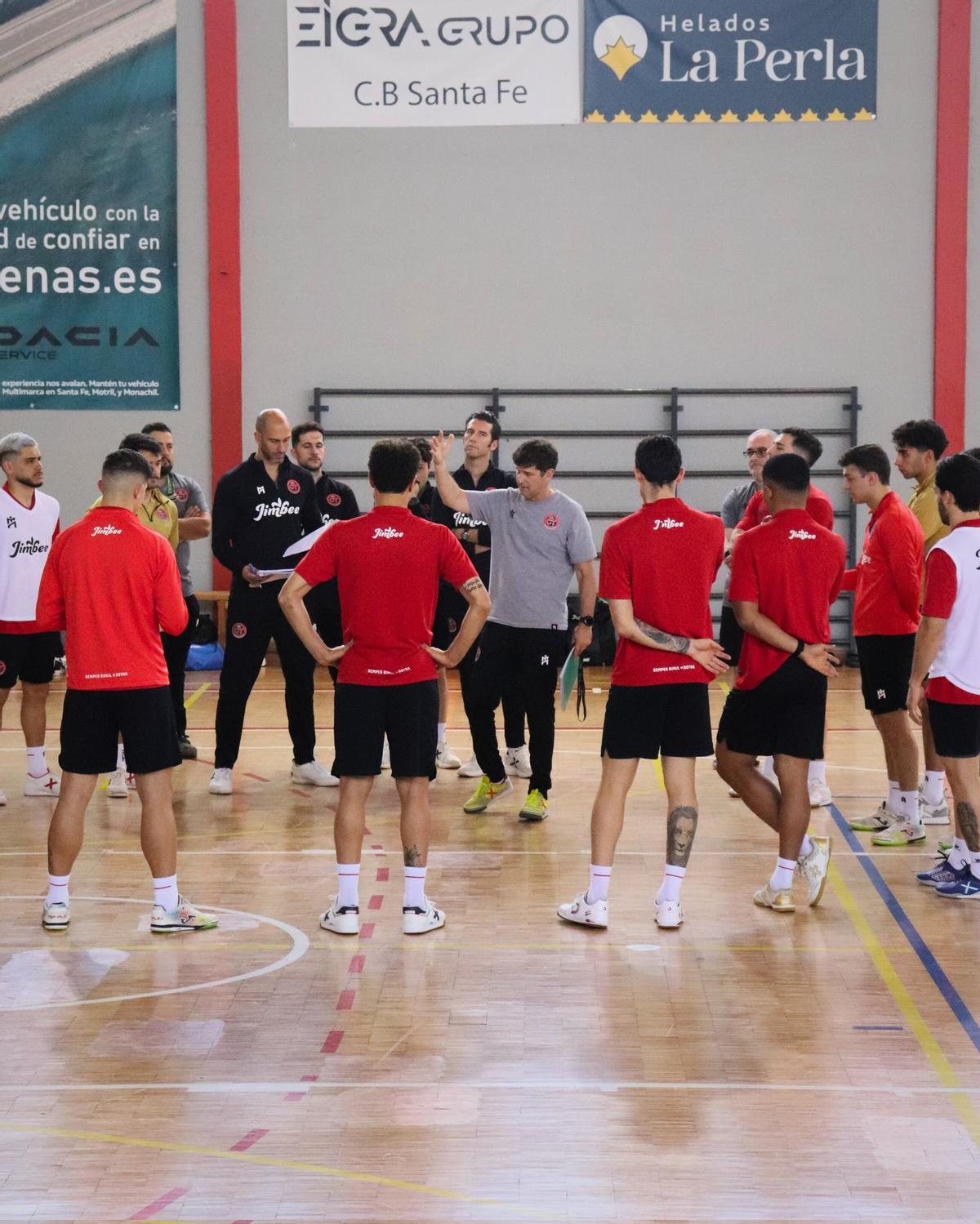 Duda, entrenador del Jimbee Cartagena, dando instrucciones a su plantilla.
