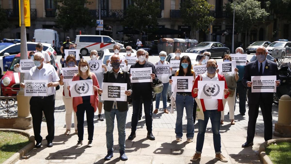 Representantes de la ANC, Òmnium, JxCat, ERC i CUP, delante de la delegación del Gobierno, esta mañana.