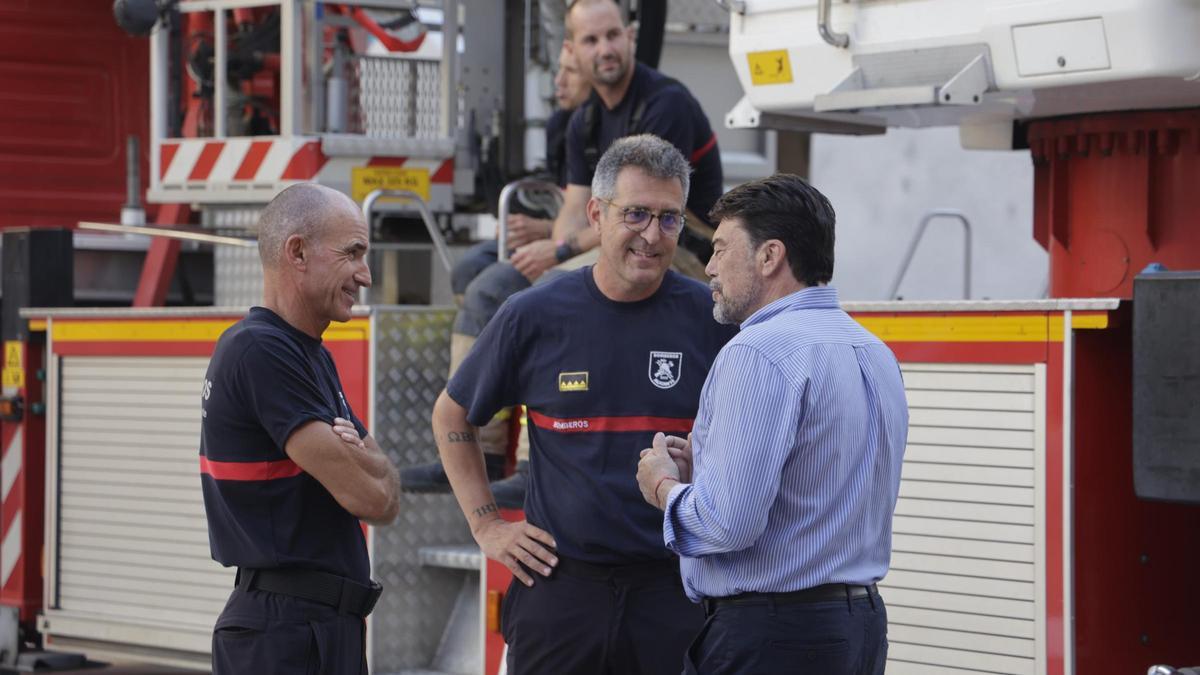 Carlos Pérez, exjefe de Bomberos; Daniel González, el actual responsable, y el alcalde, Luis Barcala, conversando el pasado año.
