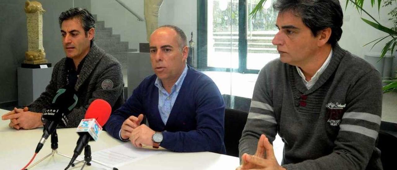 Alberto Ferreiro, Javier Tourís y Javier Piñeiro en la presentación de las charlas. // Iñaki Abella