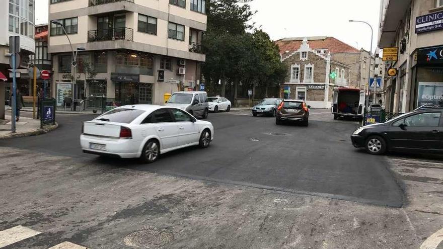 El Cruce do Guardia durante la realización del asfaltado, ayer. // Muñiz