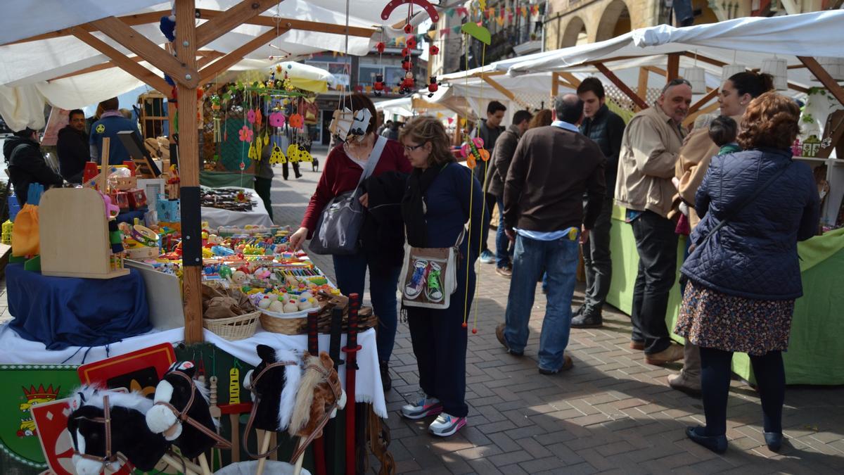 Una edición anterior de &quot;Mercaliarte&quot; en Colunga.