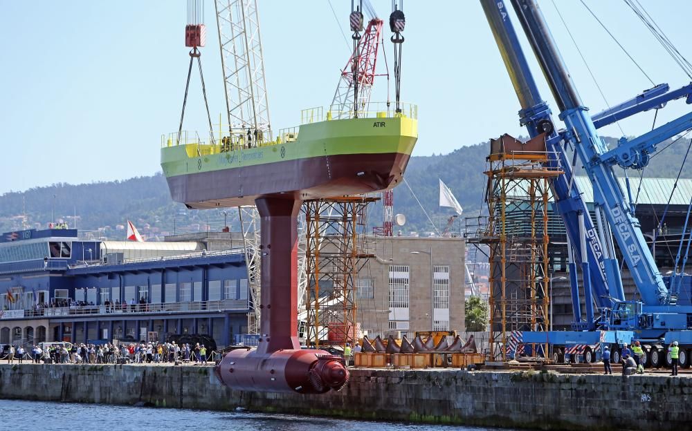 Una "supergrúa" fue la encargada de la botadura que tuvo lugar esta mañana en la terminal de cruceros