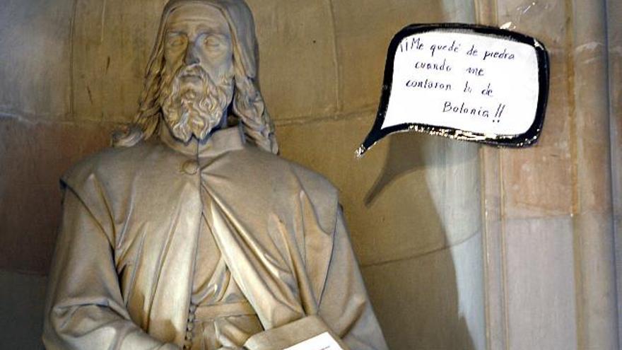 Una estatua de Ramon Llull en el claustro del edificio historico de la Universidad de Barcelona, ocupado desde hace días por decenas de estudiantes de varias facultades en protesta por el Plan Bolonia.