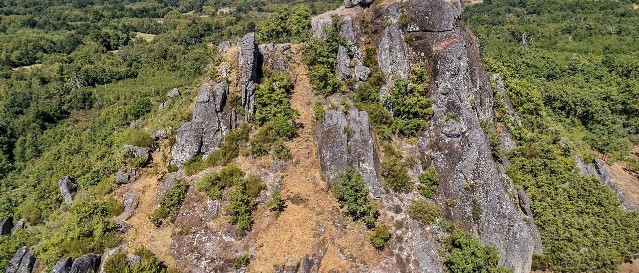 Vista aérea do Outeiro da Almena onde estivo situado o castelo da Piconha. Ao fondo, Randín.