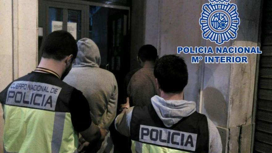 Agentes de la Policía Nacional detienen a tres vecinos de Alcantarilla por un presunto delito de falsedad documental
