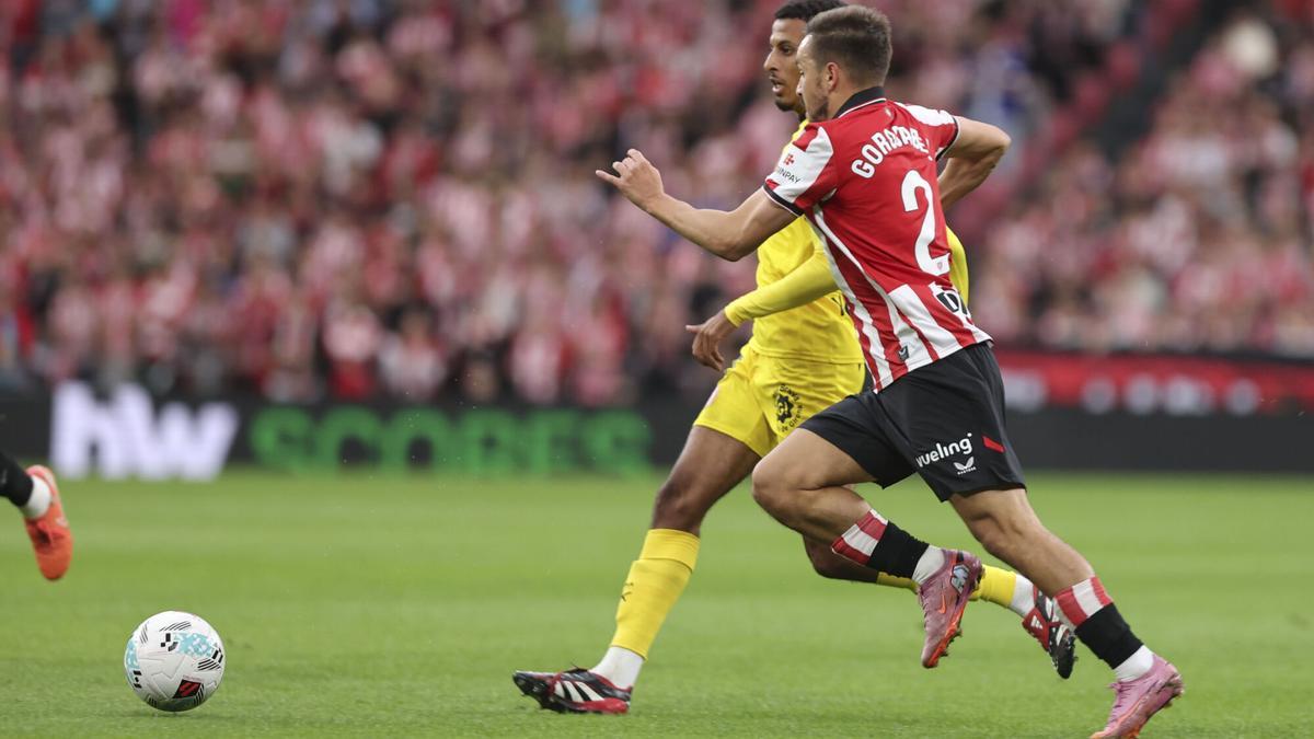 El centrocampista marroquí del Girona Azzedine Ounahi (d), en la jugada del primer gol del encuentro durante el partido de la jornada 6 de LaLiga EA Sports entre el Athletic Club y el Girona, este martes en el estadio de San Mamés en Bilbao.- EFE/Luis Tejido. (Athletic Bilbao) (Girona)