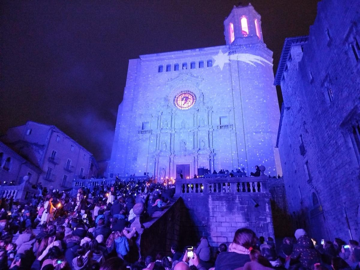 Les fotos de l'encesa de l’Estel d’Orient a la façana de la Catedral de Girona