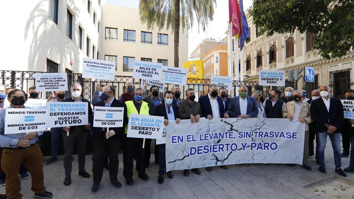 Protesta de los regantes frente a la Delegación del Gobierno.