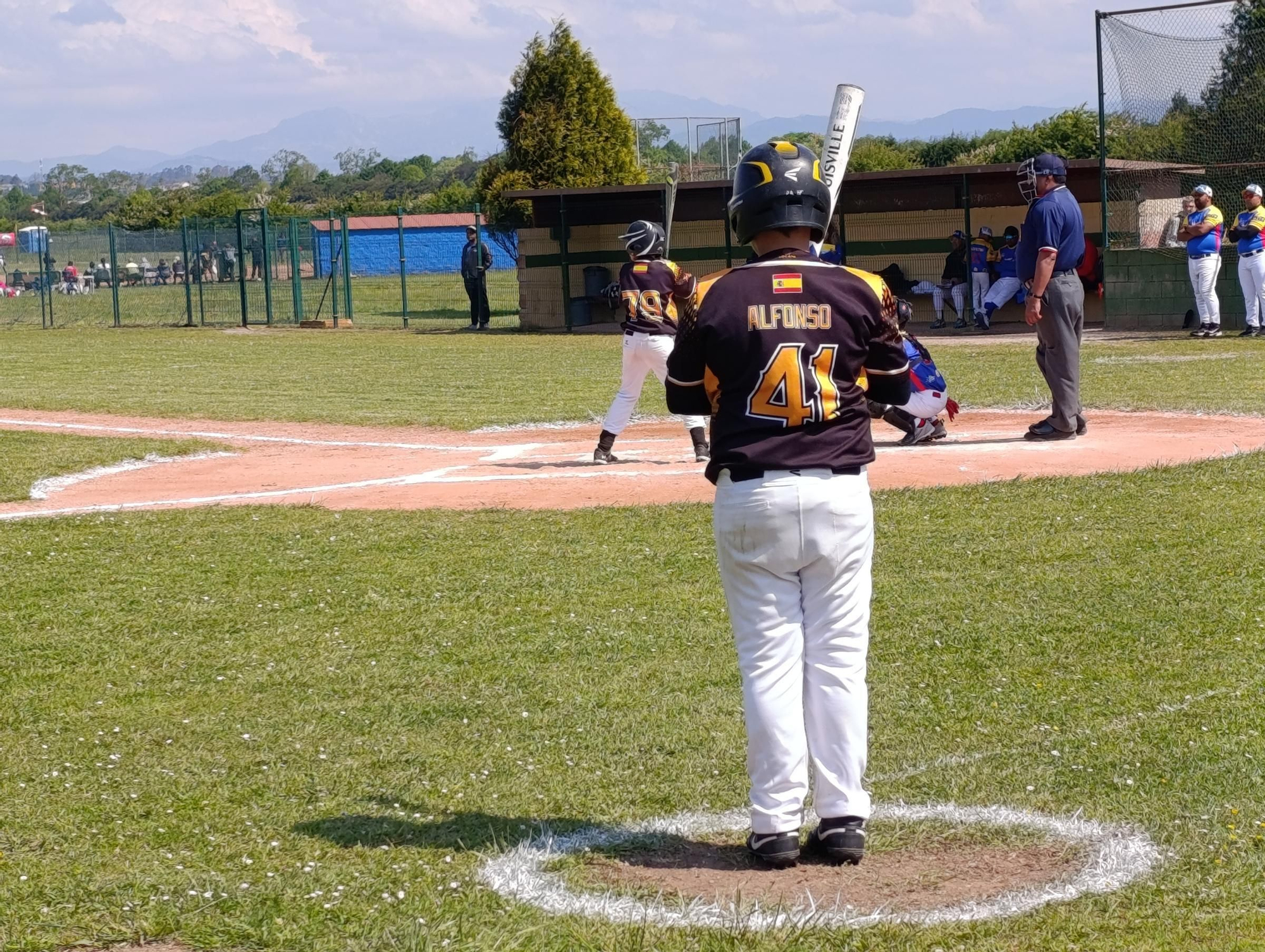El campeonato Europeo de la Pony League de Béisbol batea en Llanera