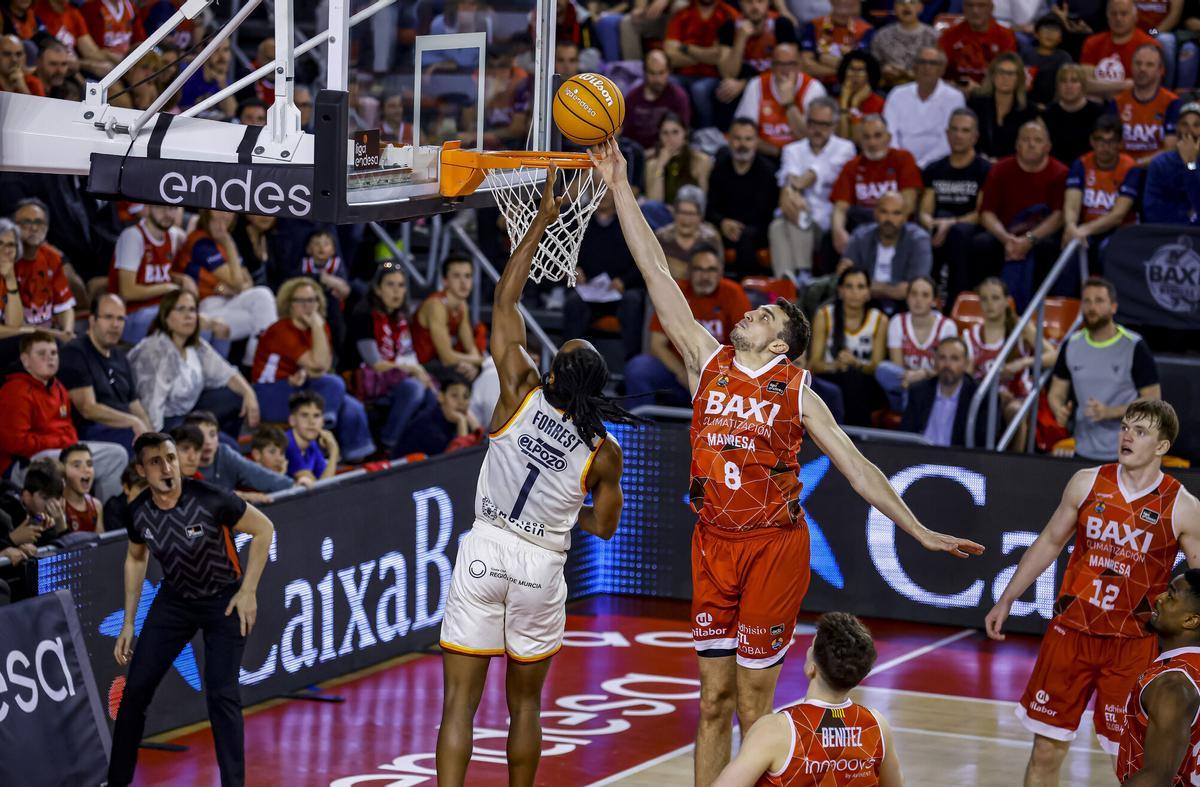 Michael Forrest, del UCAM Murcia, intentando entrar a canasta.