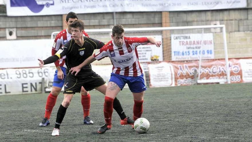 Meana protege el balón ante el jugador del Lugones Juan Menéndez.