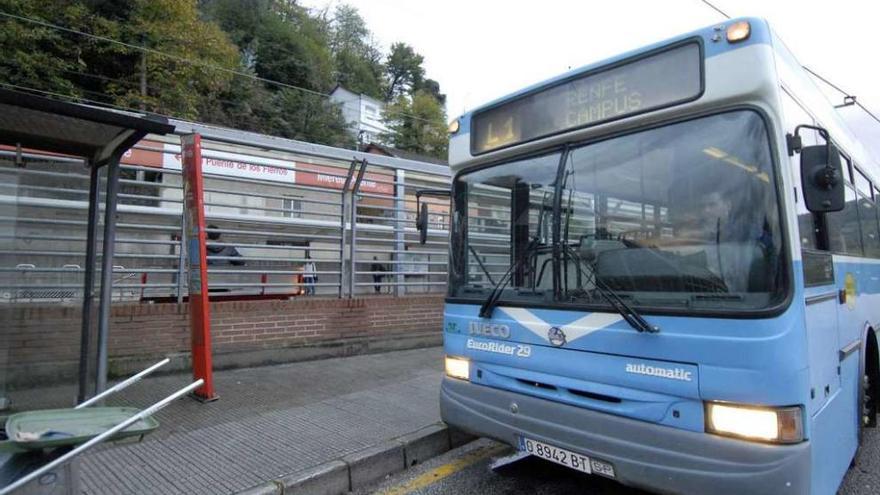 Un autobús de Emutsa, en la estación de Renfe de Mieres.